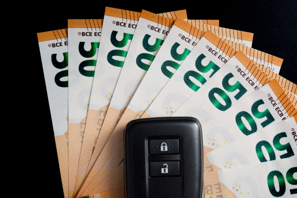 几张50欧元钞票上的车钥匙。新车的概念。从上面看，黑色背景。图片下载