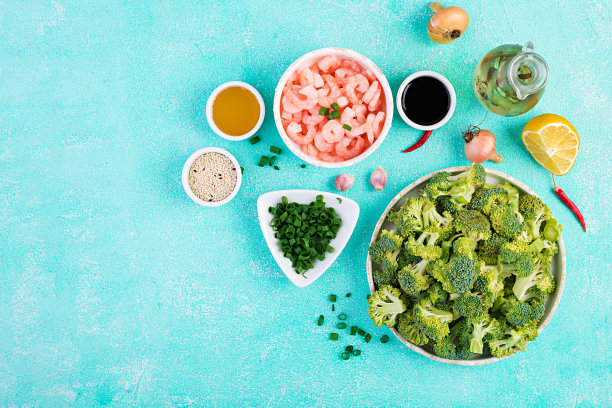 烹饪用的食材炒虾和花椰菜凑在桌子上。虾和花椰菜。顶视图,开销图片下载