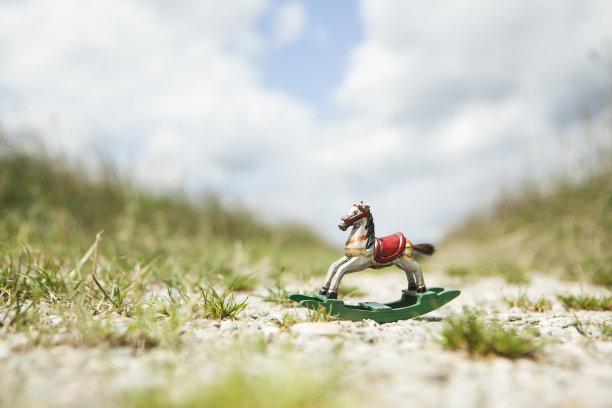 古董微型摇摆马在砾石地面上摇摆图片下载