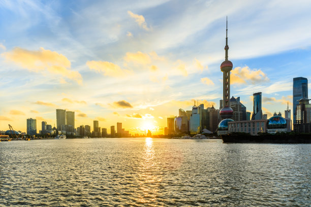 上海天际线和黄浦江的日出景色图片下载