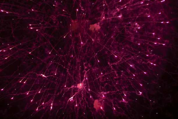 烟花在城市上空的夜空中图片下载