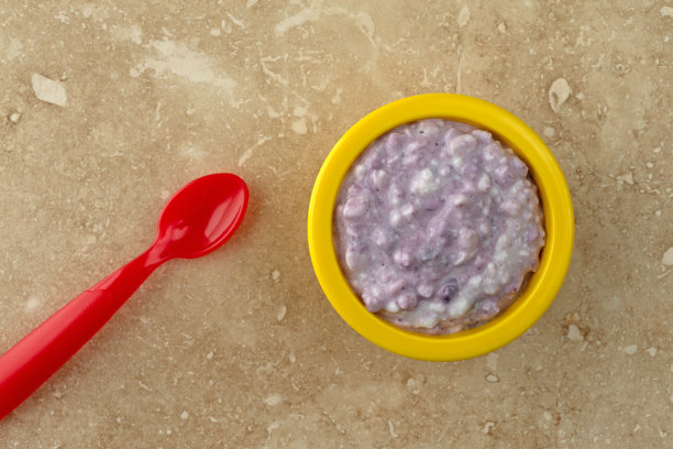 一碗蓝莓和白干酪，配红勺图片下载