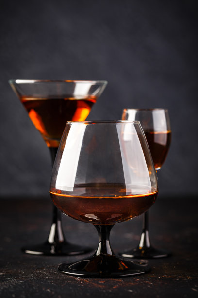 一套装在玻璃杯中的烈性酒精饮料图片下载