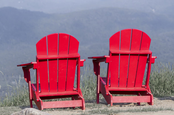 山顶的红椅子图片下载