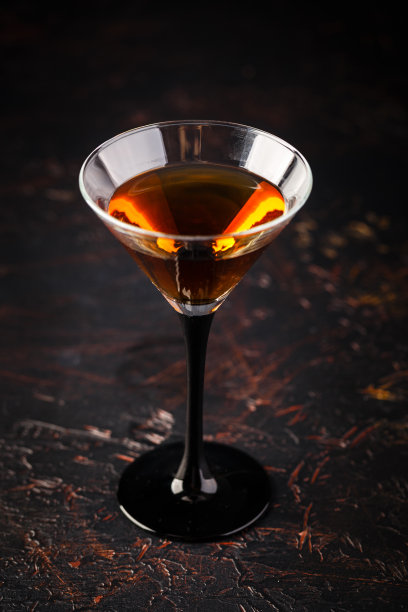 一套装在玻璃杯中的烈性酒精饮料图片下载