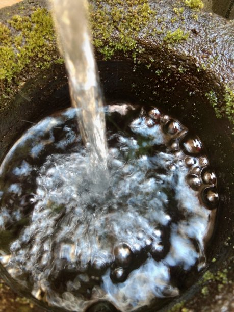 水滴从石头中喷出图片下载