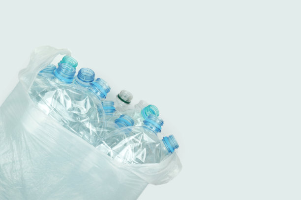 压碎的塑料瓶图片下载