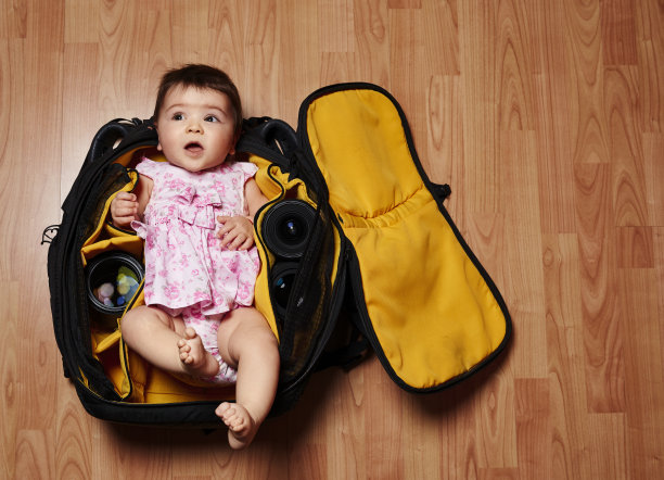 惊讶的小婴儿在背包里图片下载