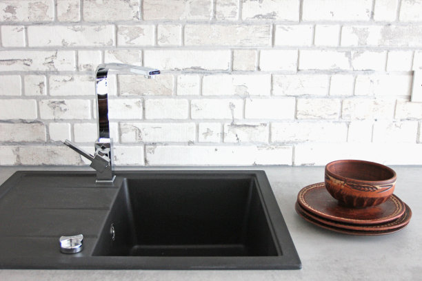 黑色陶瓷水槽与搅拌器的背景白色砖和粘土碗，斯堪的纳维亚风格图片下载