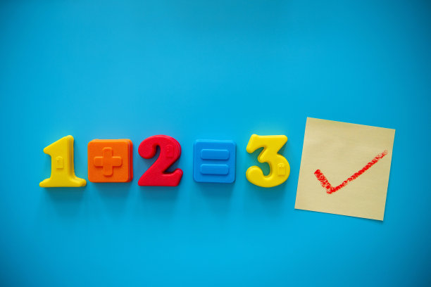 蓝色背景上的数字磁铁图片下载