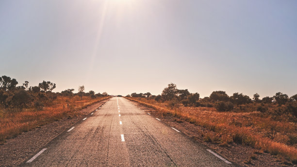 传说中的RN7 -代表国家公路，这条公路穿过野生的非洲大草原，有小树和灌木丛，在Ilakaka附近的地区，阳光在背景中照耀图片下载