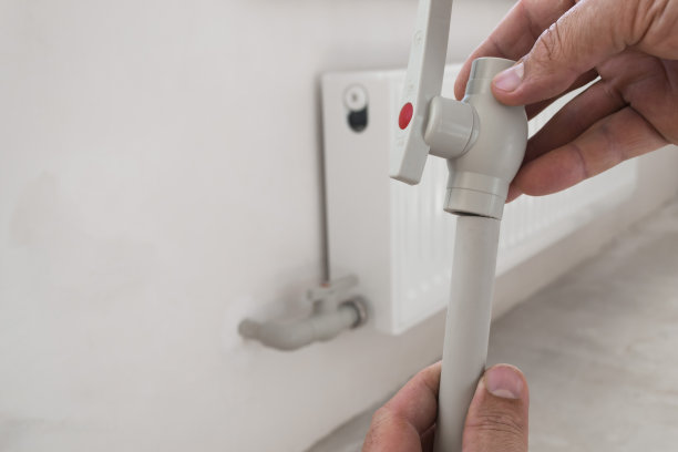 安装蒸汽加热。焊接聚丙烯管道特写。图片下载