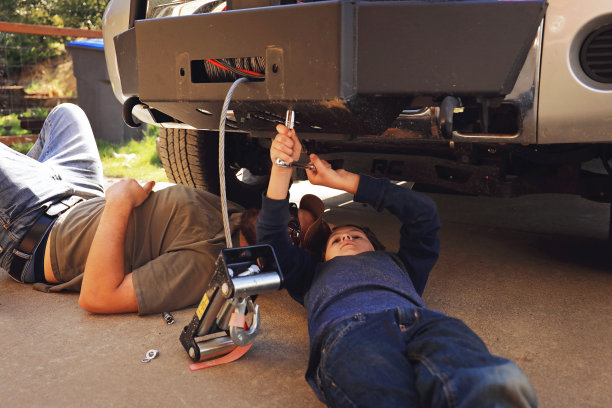 8岁男孩和父亲一起在卡车上工作图片下载