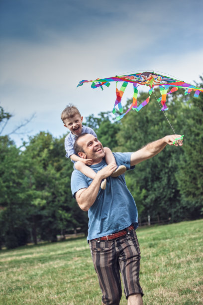 单身父亲和儿子在户外闲逛图片下载
