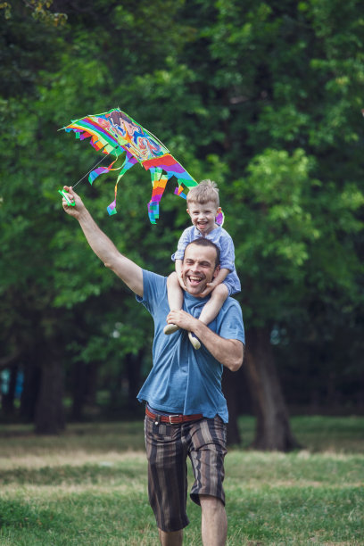 单身父亲和儿子在户外闲逛图片下载