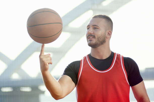 篮球运动员用手指旋转球图片下载