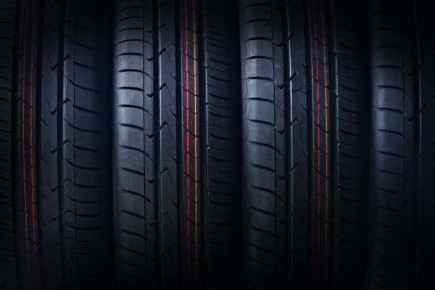 新轮胎的背景。照片是靠近轮胎纹理拍摄的。美丽的轮胎图案为您的设计。图片下载