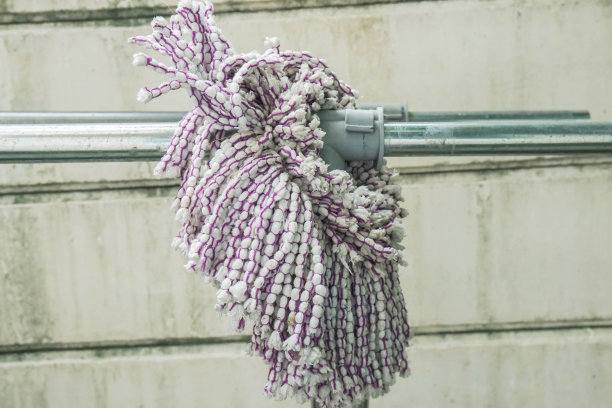 房子清洁后，关上拖把在室外晾干图片下载