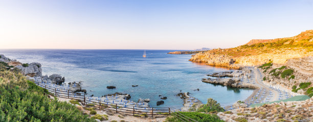 全景图片日出在悬崖和海滩在地中海，罗德，希腊图片下载
