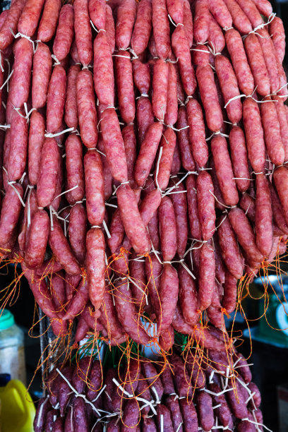 街边市场上的美味熏香肠图片下载