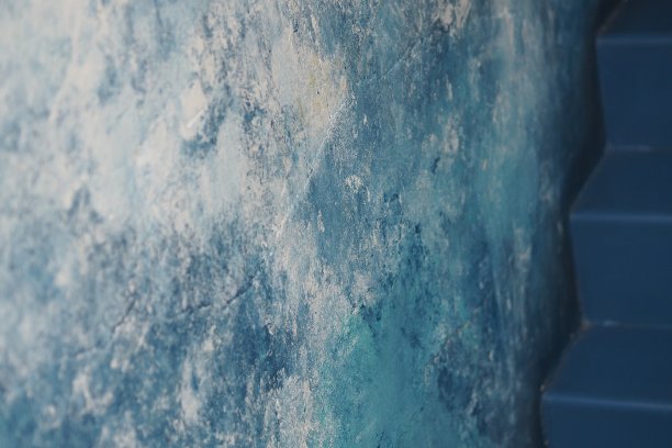 蓝色阁楼水泥表面和楼梯图片下载