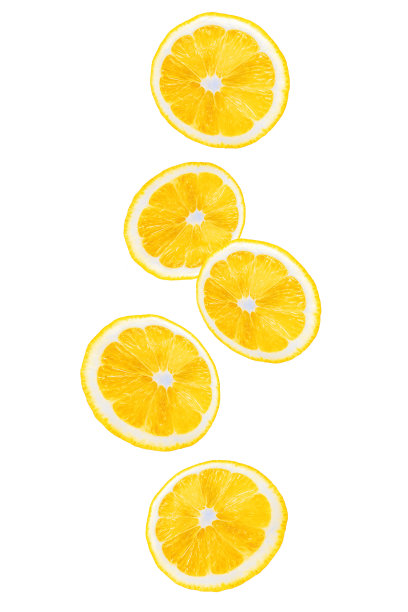 切成片的黄色柠檬水果飞。孤立在白色背景上。柑橘类的水果。一片片柠檬落在空中。图片下载