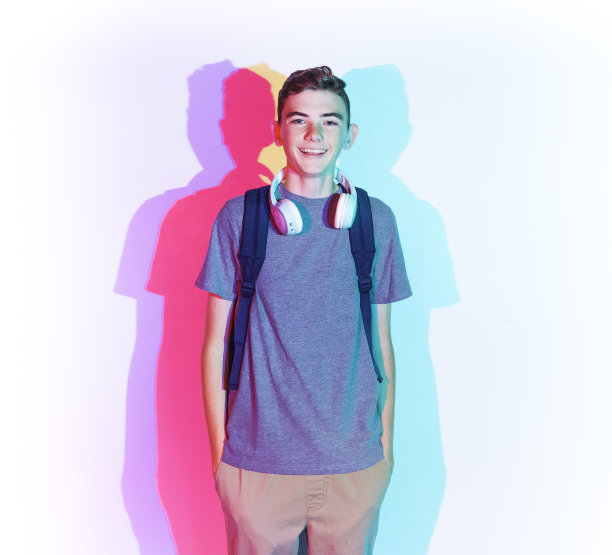 一个13岁的少年站在身后，身后有五颜六色的影子图片下载