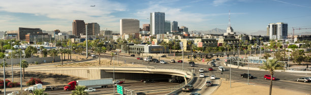 全景汽车和交通进入市中心的亚利桑那州凤凰城美国图片下载