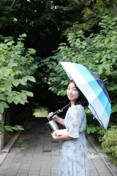 女人走进秘密花园图片下载