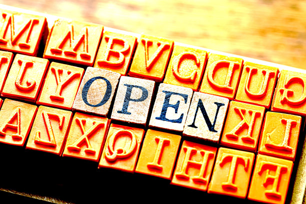 开放式孤立的抽象木版邮票，以木质背景和复制空间为背景。图片下载