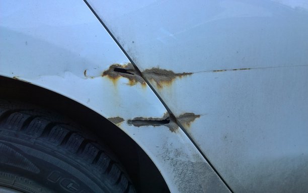 汽车有生锈、腐蚀、缺陷和划痕图片下载