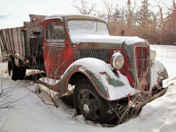 20世纪40年代的谷物卡车冬天被雪覆盖的照片图片下载