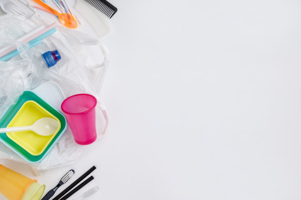 塑料物品以白色为背景，平铺图片下载