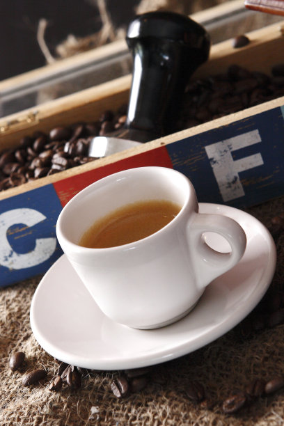 咖啡加谷物和甜面包。咖啡是一种用烘培咖啡豆和某些咖啡品种浆果的种子制成的煮饮。图片下载