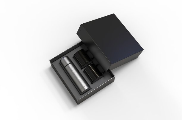 空白不锈钢烧瓶和两个咖啡杯在一个盒子为品牌。3 d渲染插图。图片下载