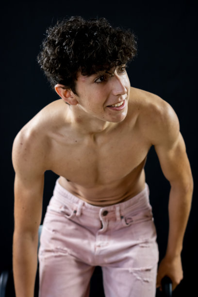 小男孩摆姿势图片下载