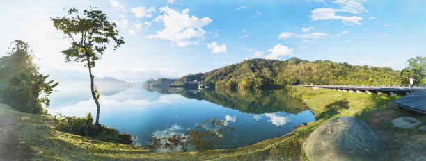 日月潭木制自行车道全景景观水彩画图片下载