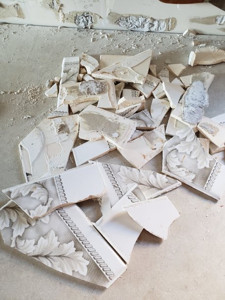 一堆破碎的白色瓷砖图片下载