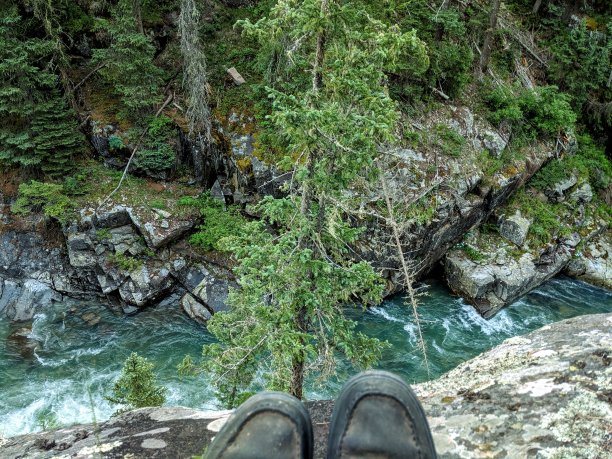 在河上方图片下载