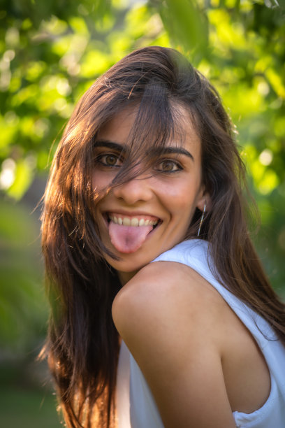 年轻女子伸出舌头图片下载