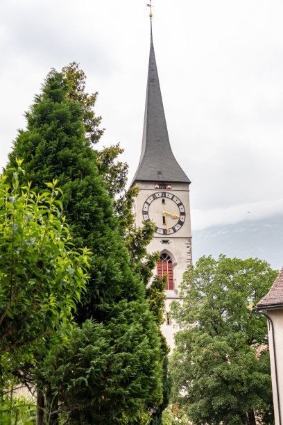从瑞士一个历史悠久的教堂眺望图片下载