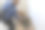 高级拼花工人正在用锯子切割地板图片下载