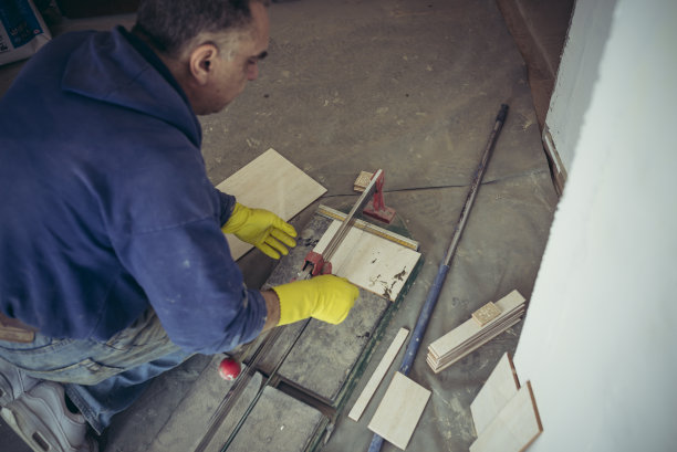 工人在测量和切割瓷砖的照片图片下载