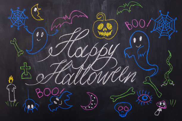 用幽灵和南瓜在黑板上画快乐的万圣节。不给糖就捣蛋。图片下载