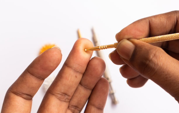 Sujok或指压疗法，在孤立的背景下用Sujok Jimmy按压手指。图片下载