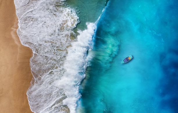 船在水面上从俯视图。绿松石水背景从俯视图。从空中俯瞰夏日海景。旅行——形象图片下载