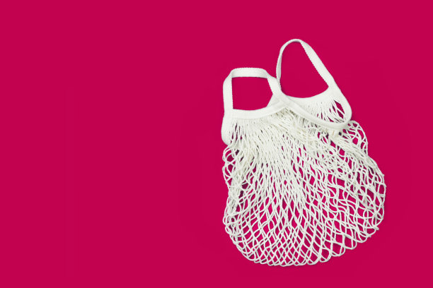 空的环保袋孤立在明亮的粉红色背景图片下载