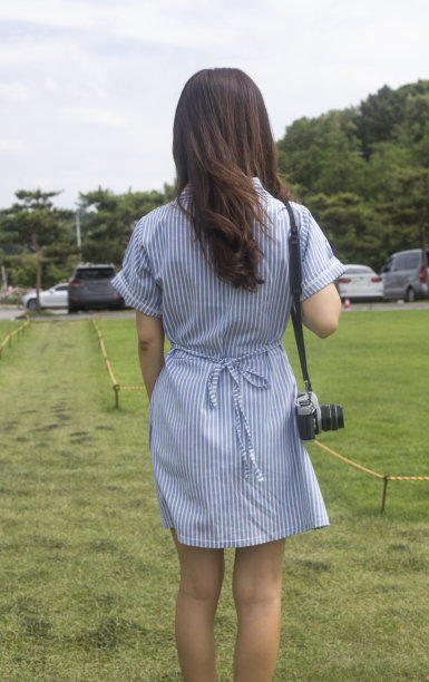 女人和老式摄影机。图片下载