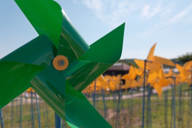 绿色风车盖在黄色风车上图片下载
