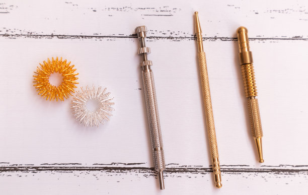 Sujok或治疗特殊类型的按摩或替代医疗设备在孤立的背景。图片下载